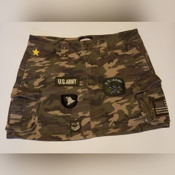 Lightly used Zoey Beth Camo Skirt, Size M - Picture 2 of 10